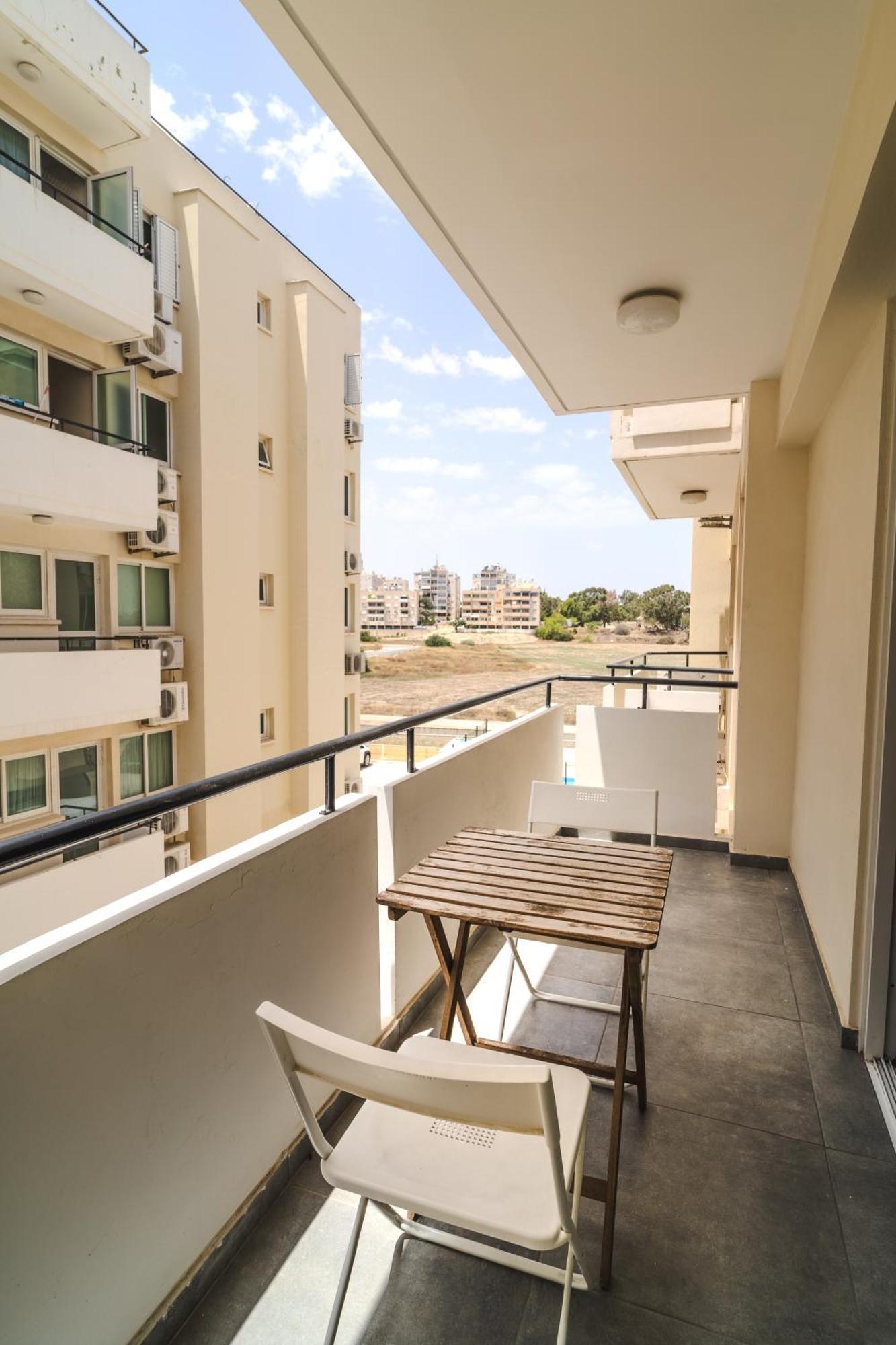 Appartamento Kave Blue Mackenzie 1 Bdr Flat Larnaca Esterno foto