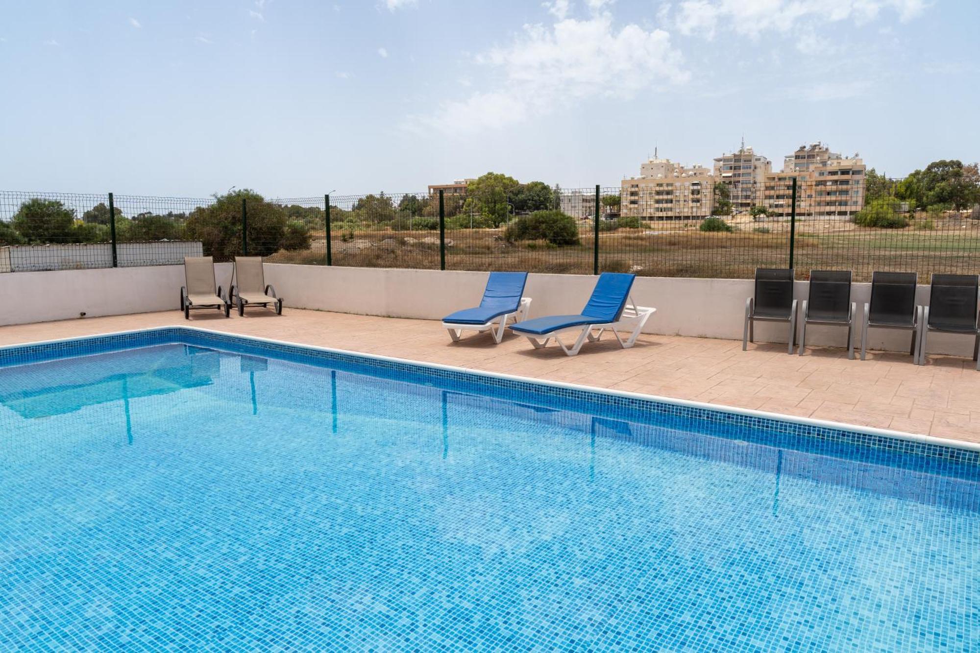 Appartamento Kave Blue Mackenzie 1 Bdr Flat Larnaca Esterno foto